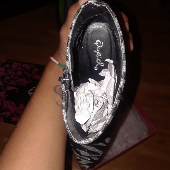 Shoe - Picture 2 of 6